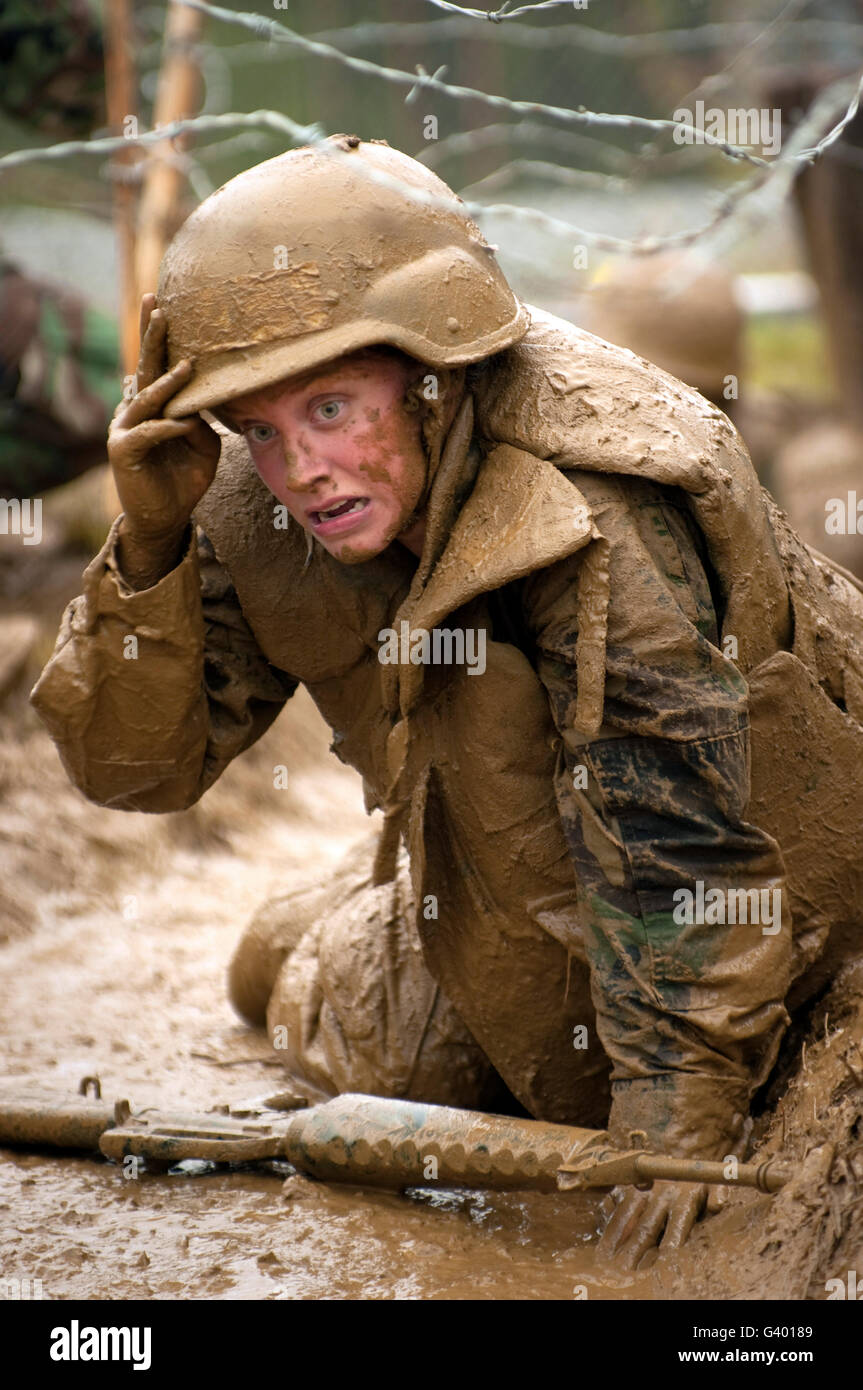 Ein Plebs navigiert das niedrige Crawl Hindernis während der Seeversuche an der US Naval Academy. Stockfoto