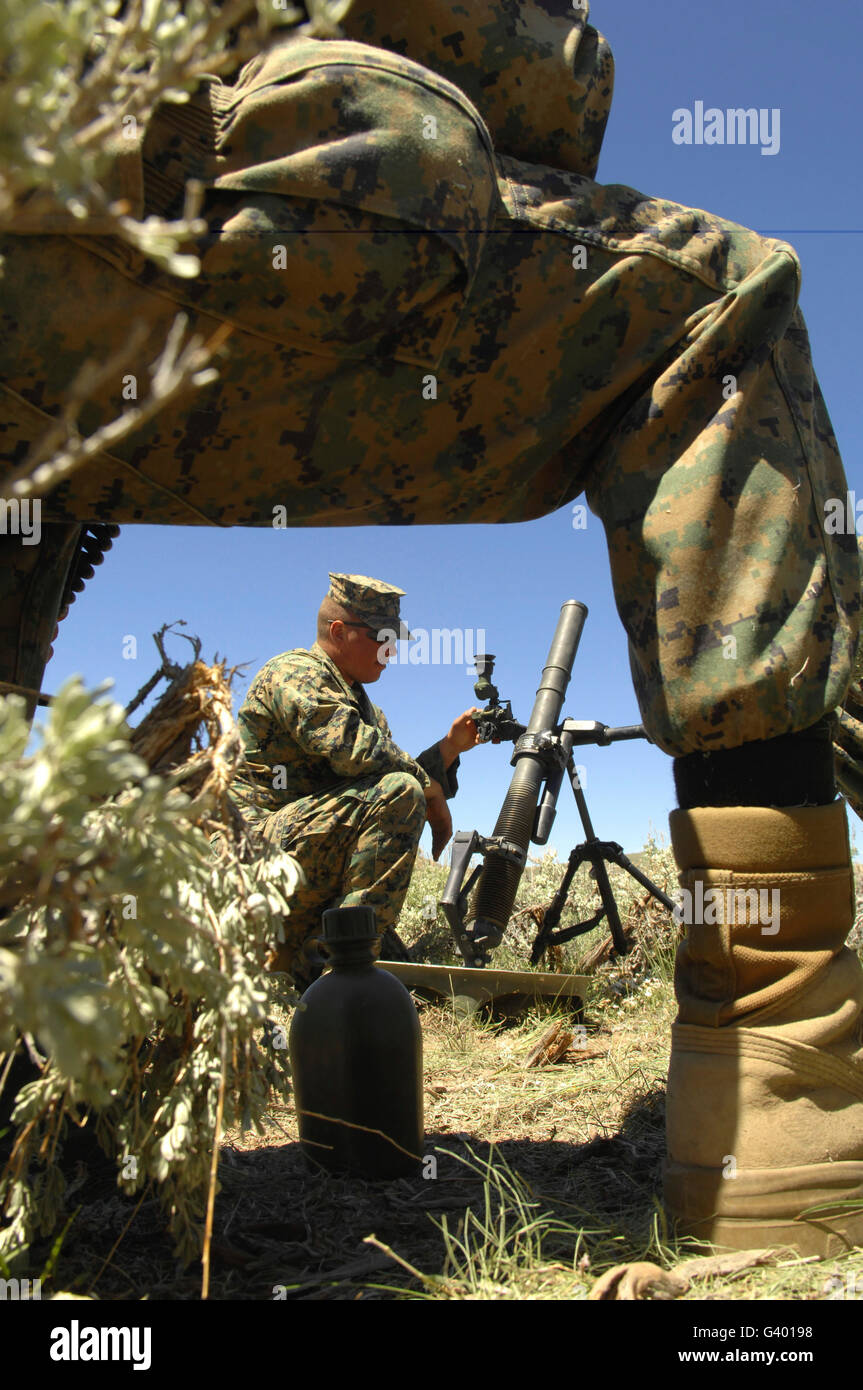 Ein US-Marine Mortarman trainiert auf einem M-224 Mörtel während Javelin Schub 2010. Stockfoto