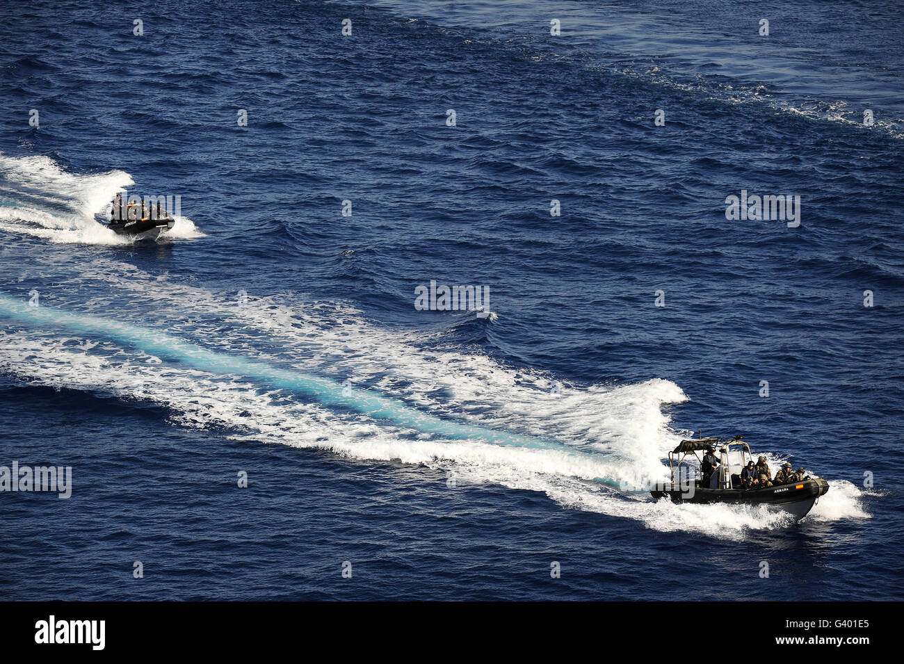 Zwei spanische Marine zerfurcht Rumpf Schlauchboote fahren mit hoher Geschwindigkeit in das Mittelmeer. Stockfoto
