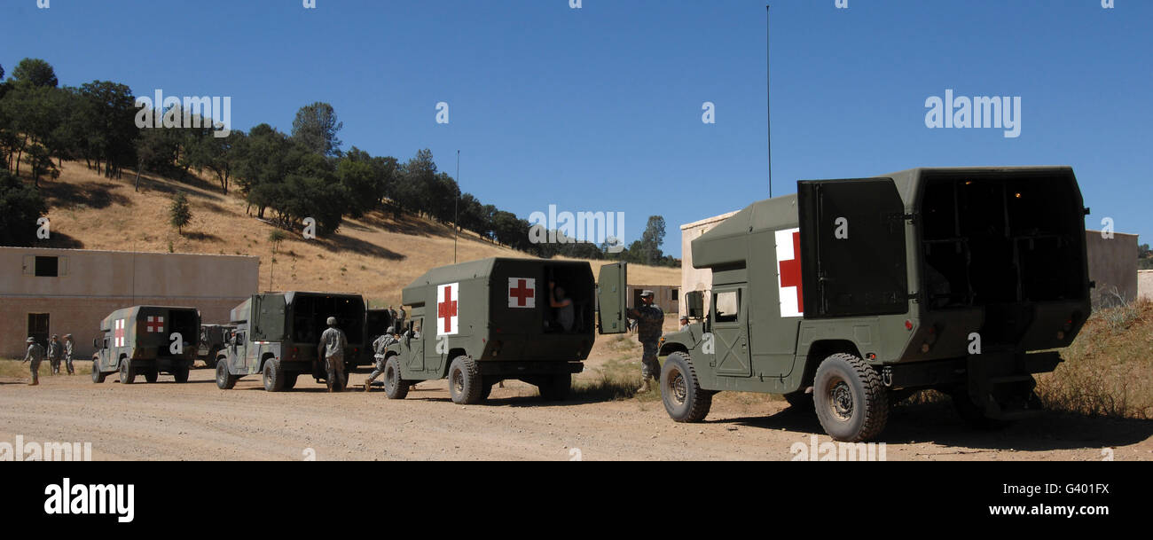 Krankenwagen Einheiten der US-Armee beteiligen in einem Szenario mit simulierten Evakuierung. Stockfoto
