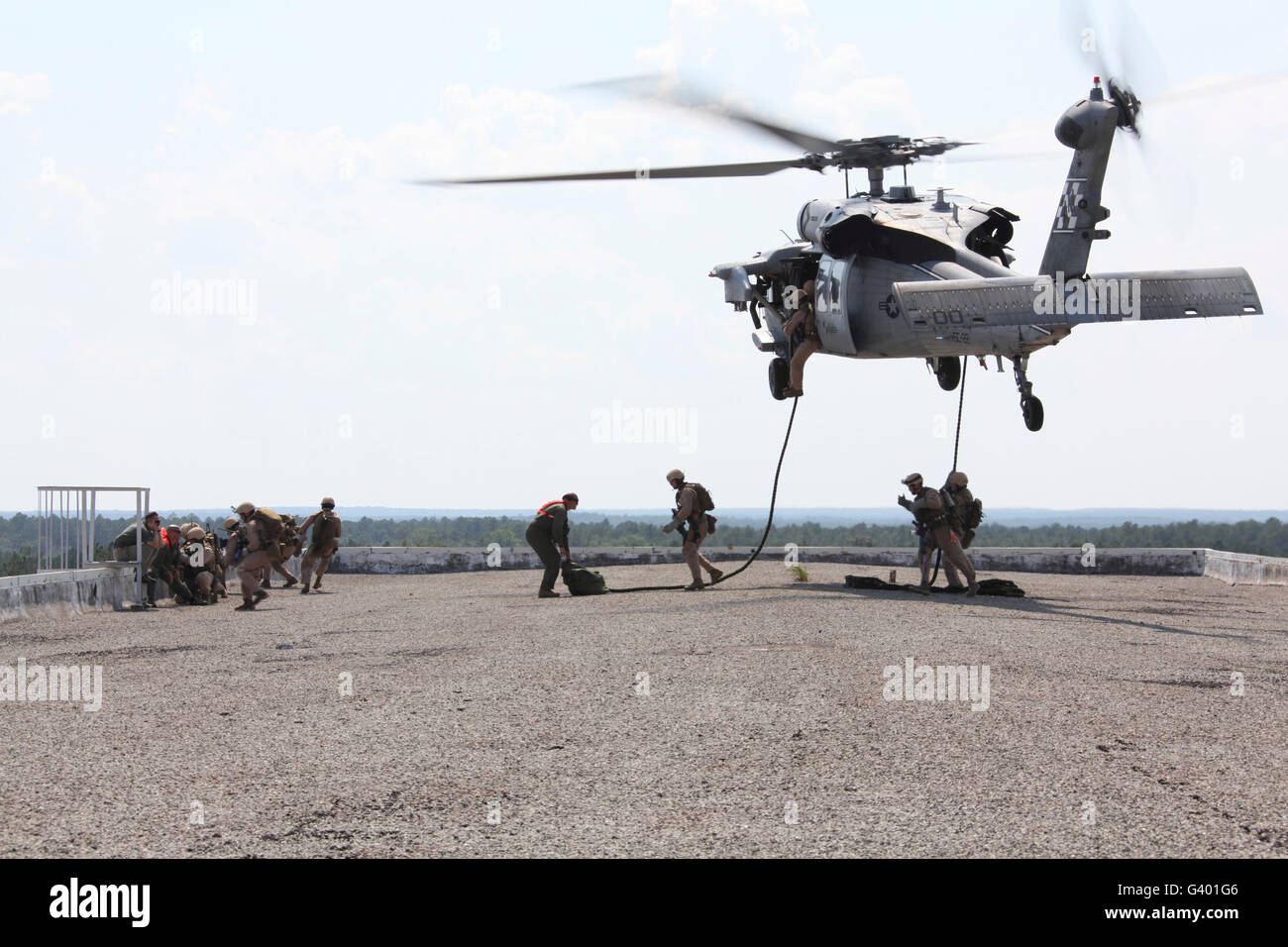 Marines schnell-Seil auf ihr Ziel aus einer schwebenden MH-60 Seahawk. Stockfoto