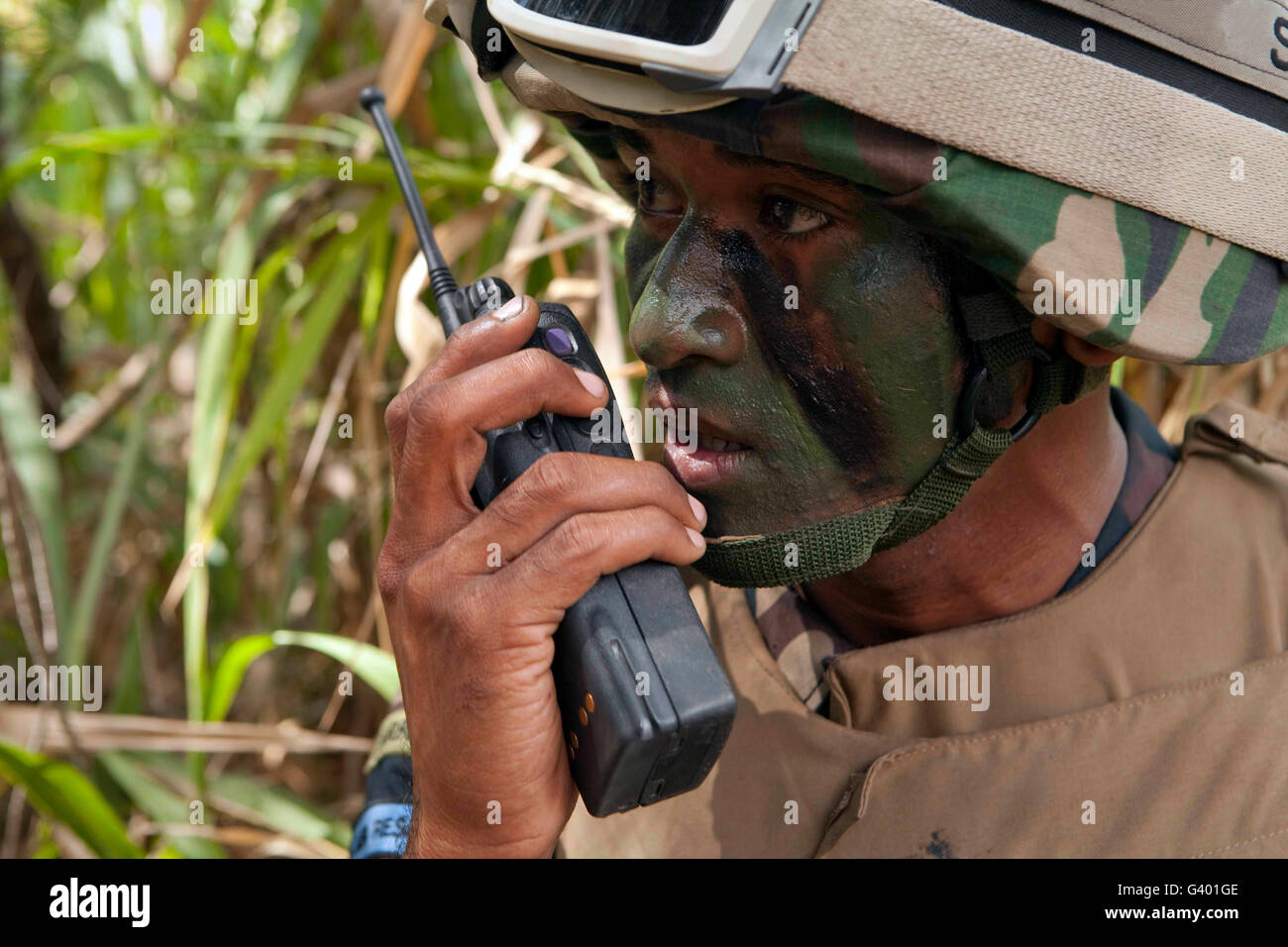Ein malaysischer Fallschirmjäger unterhält Kommunikation mit seinem Zug über ein Walkie-Talkie. Stockfoto