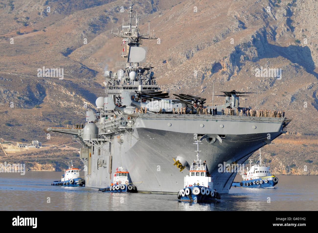 USS Kearsarge kommt in der Bucht von Souda, Griechenland für einen kurzen Port-Besuch. Stockfoto