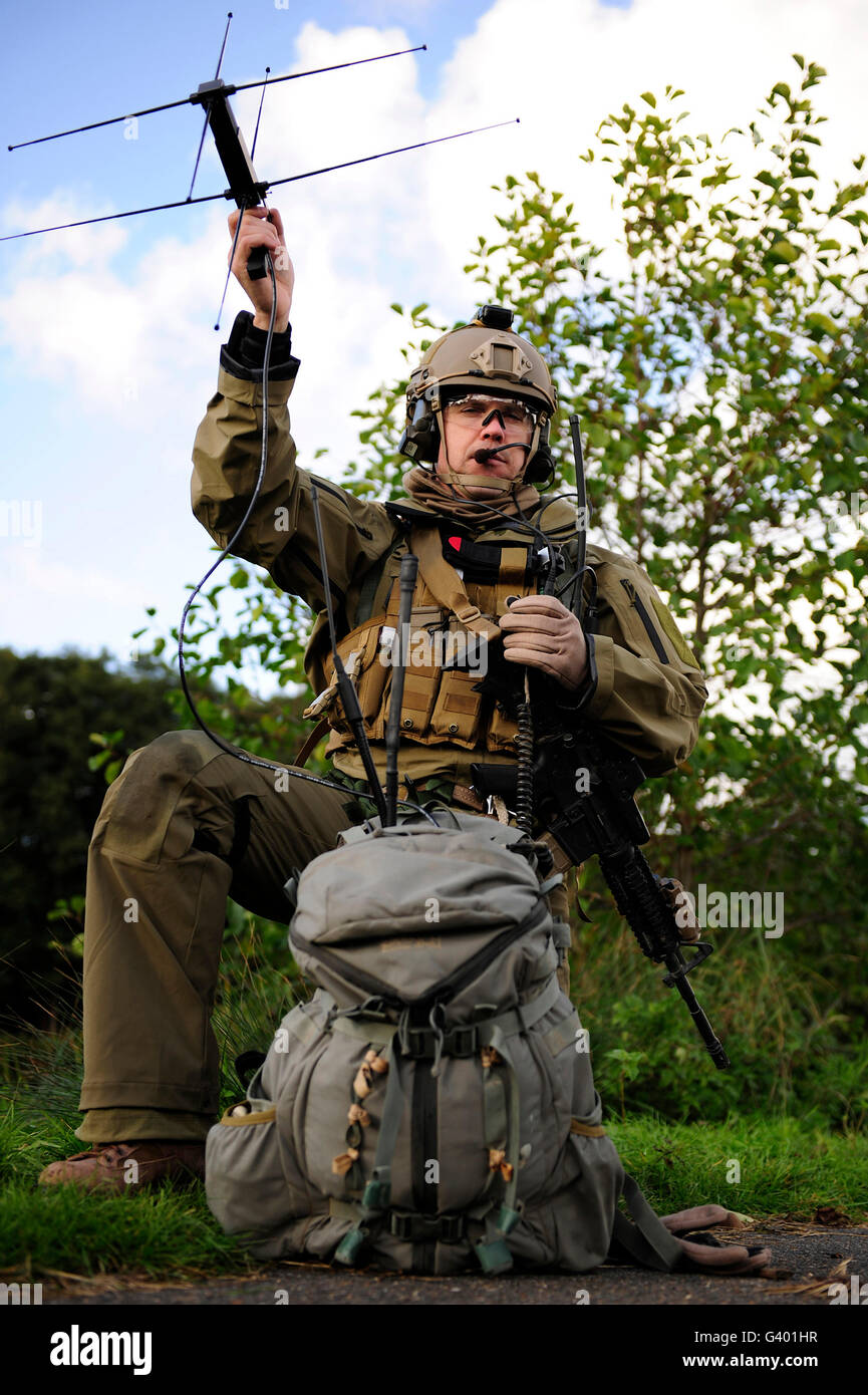 Ein Kampf gegen Rettung Offizier verwendet einen Mann-Pack-Radio. Stockfoto