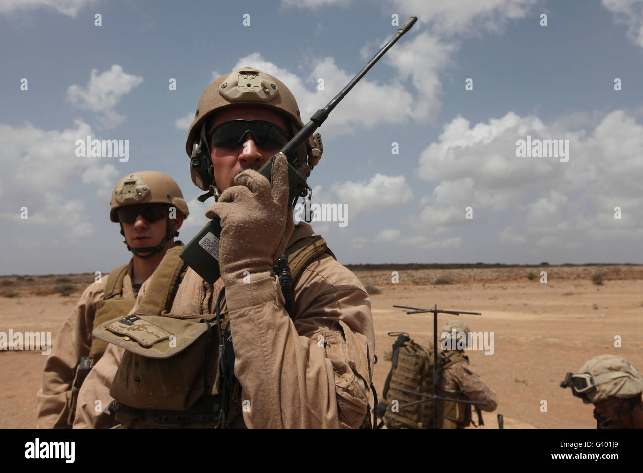 US-Marine verwendet eine Radio in Dschibuti. Stockfoto