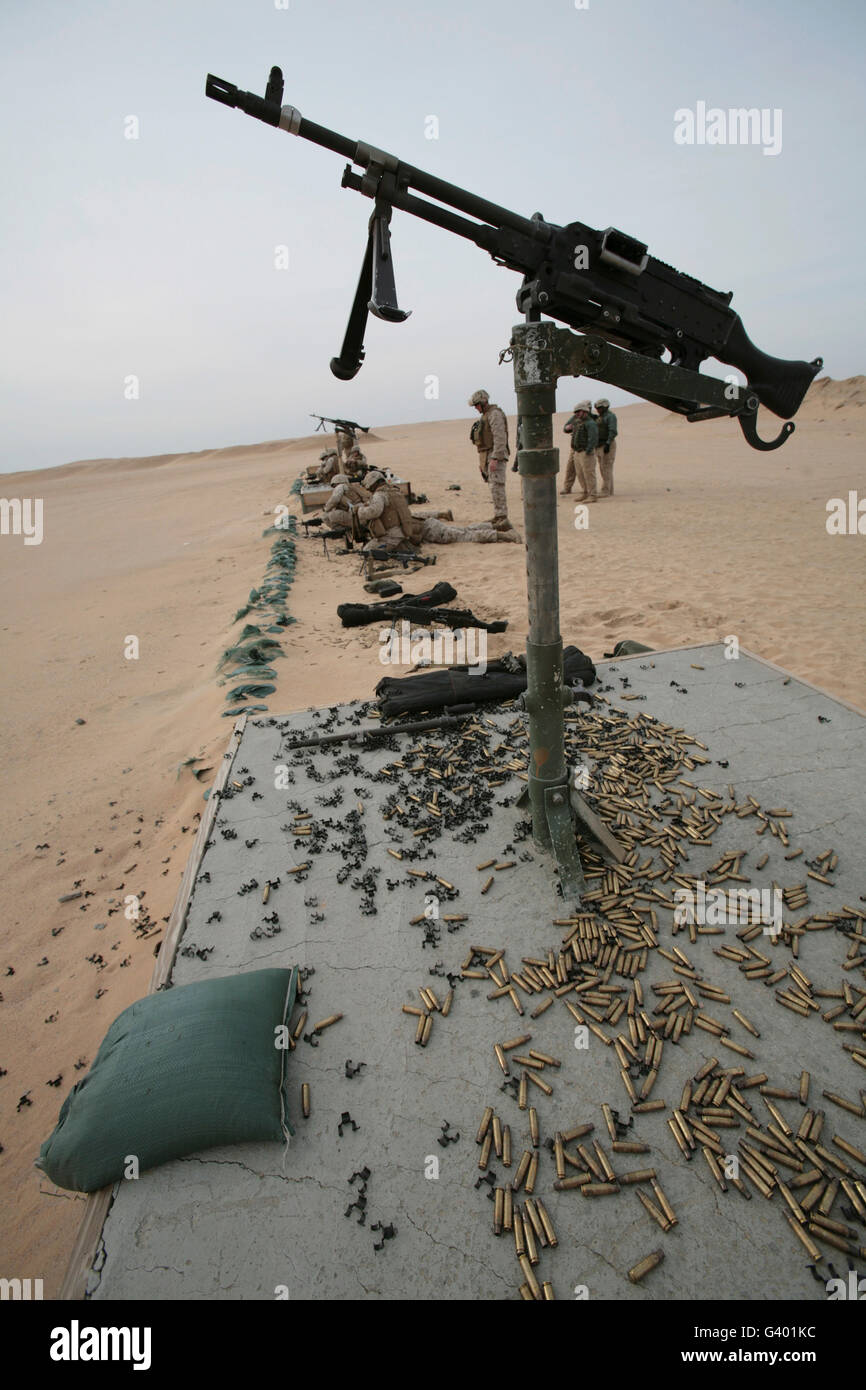 Marines bereiten eine M240G mittlere Maschinengewehr zu schießen. Stockfoto