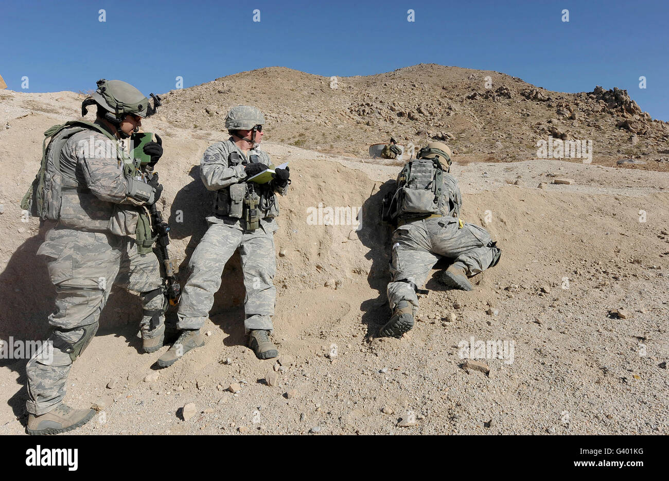 Soldaten bewerten eine Bekämpfung Szenario im Bereich Ausbildung an Fort Irwin, Kalifornien. Stockfoto