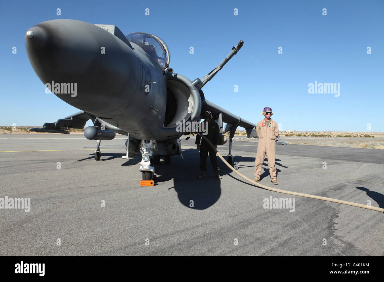 US Marine Corps Air Besatzungsmitglieder tanken ein AV-8 b Harrier II Flugzeug. Stockfoto