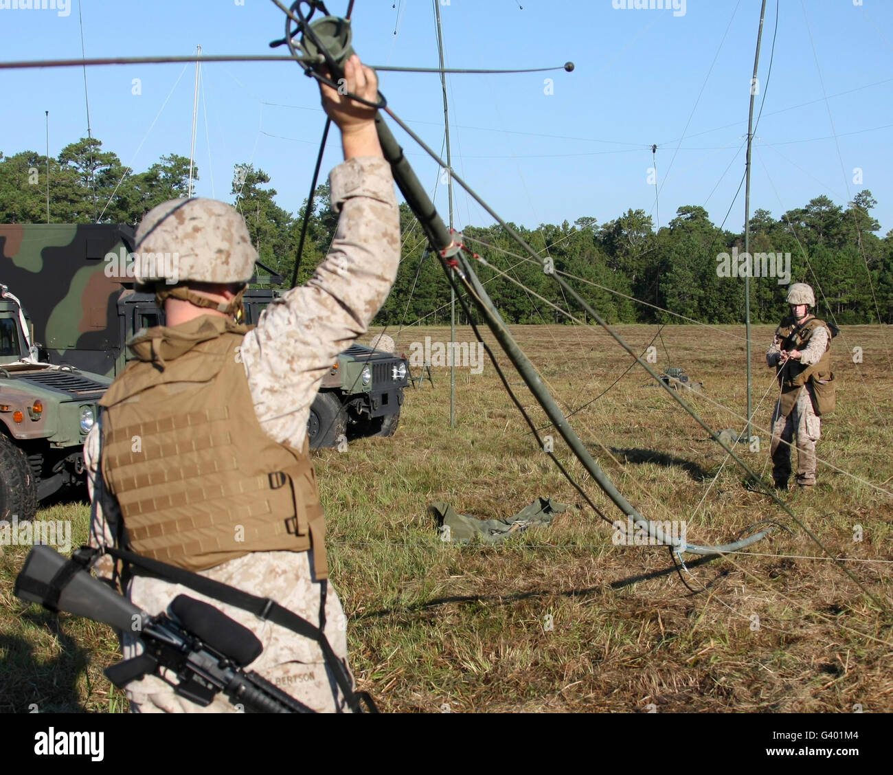 Marines heben eine OE-254 Bereich Radioantenne während eines Kommunikations-Trainings. Stockfoto