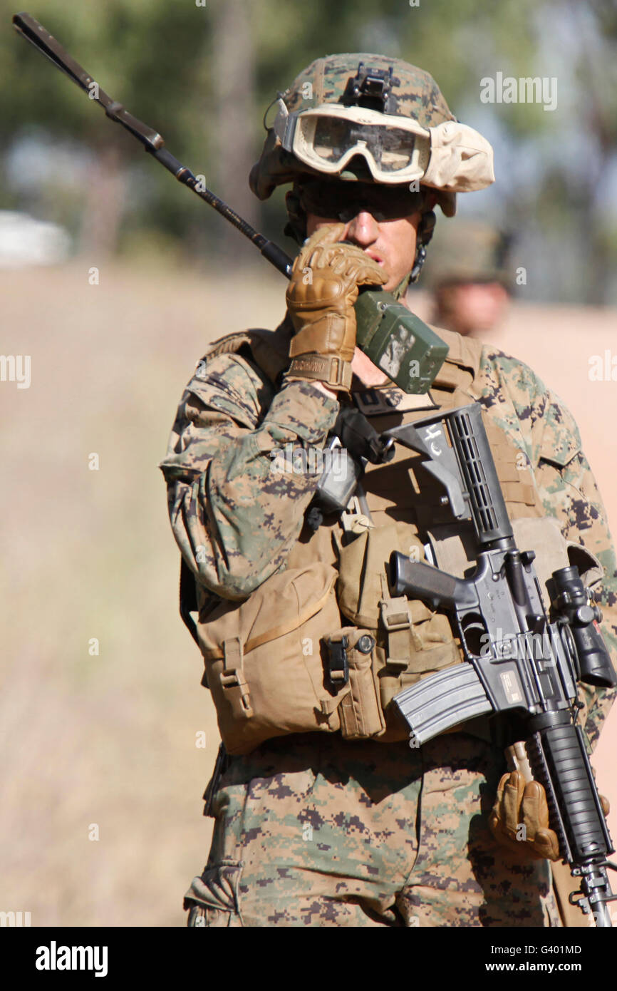 US-Marine radios seiner Einheit Bewegungen während einer Patrouille in Australien. Stockfoto