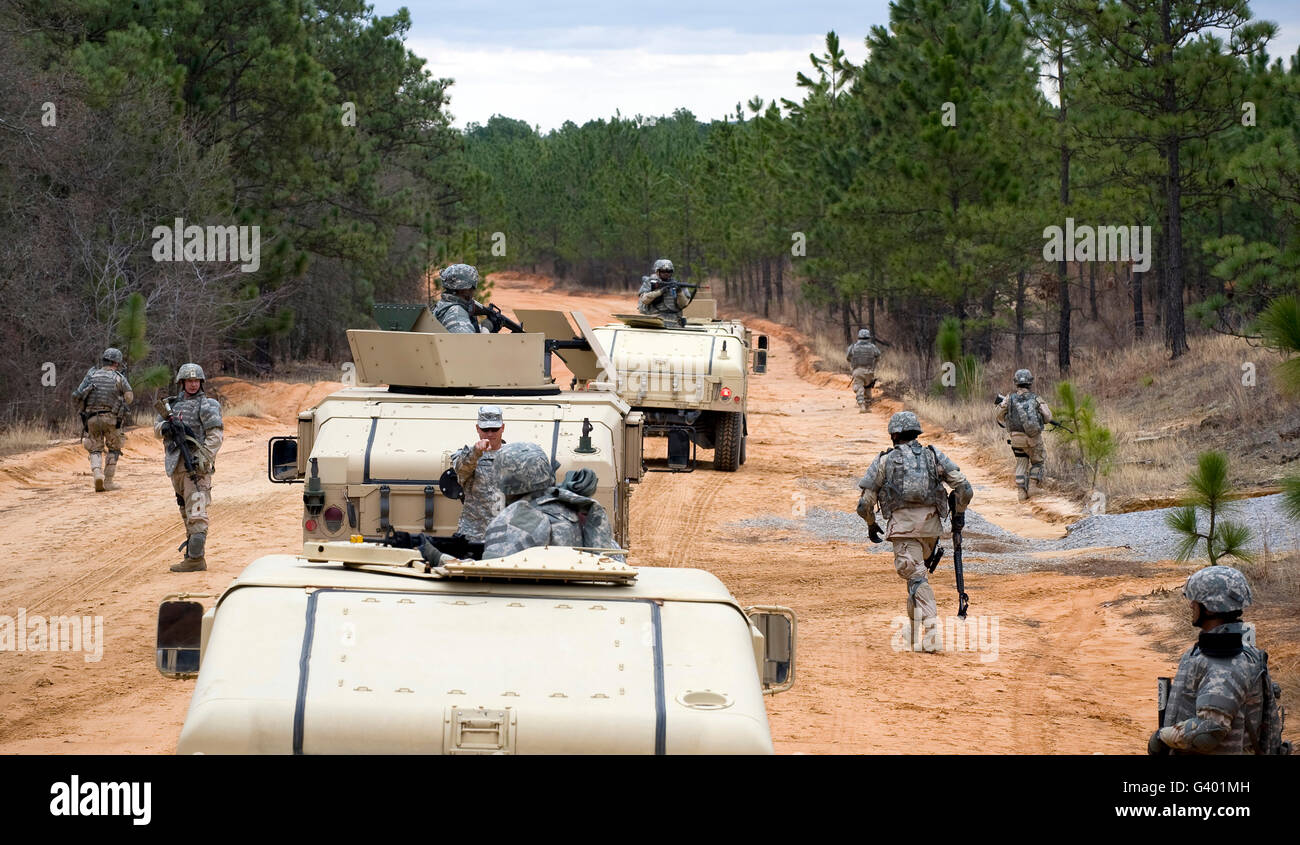 Eine Armee Drill Instructor führt Matrosen durch Konvoi Training. Stockfoto