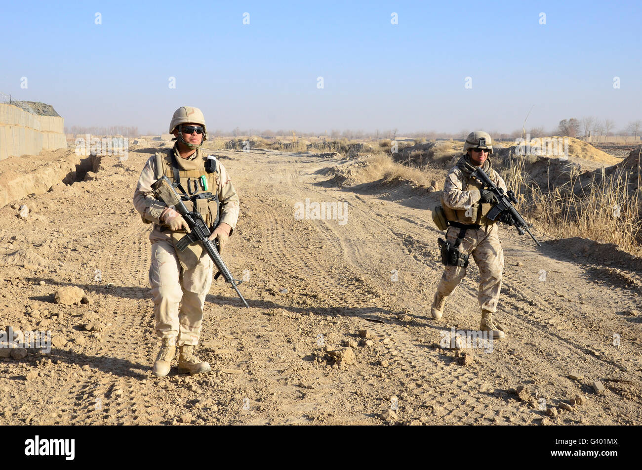Soldaten führen ein Perimeter-Sicherheits-Check um eine Bekämpfung Außenposten in Diwar, Afghanistan. Stockfoto