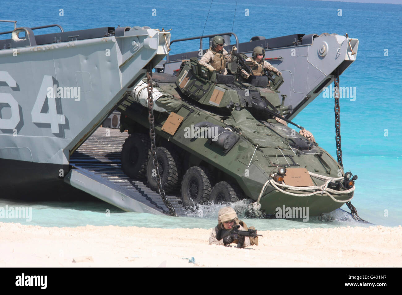 Ein LAV-25 Ausgänge eine Landungsboot-Dienstprogramm während ein amphibischer Angriff Schiff. Stockfoto
