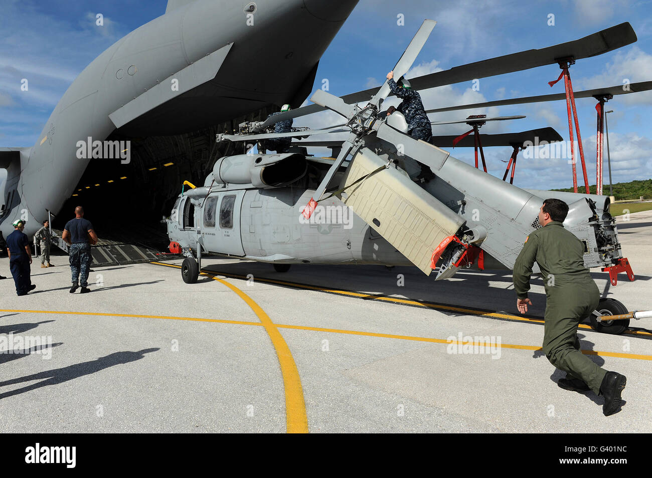 Ein Hubschrauber wird auf einer c-17 Globemaster III geladen. Stockfoto