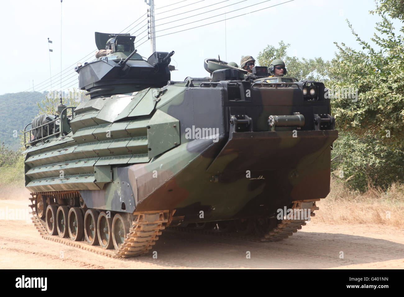 Eine amphibische Fahrzeug brüllt in Richtung auf ein Ziel während der Übung Cobra Gold. Stockfoto