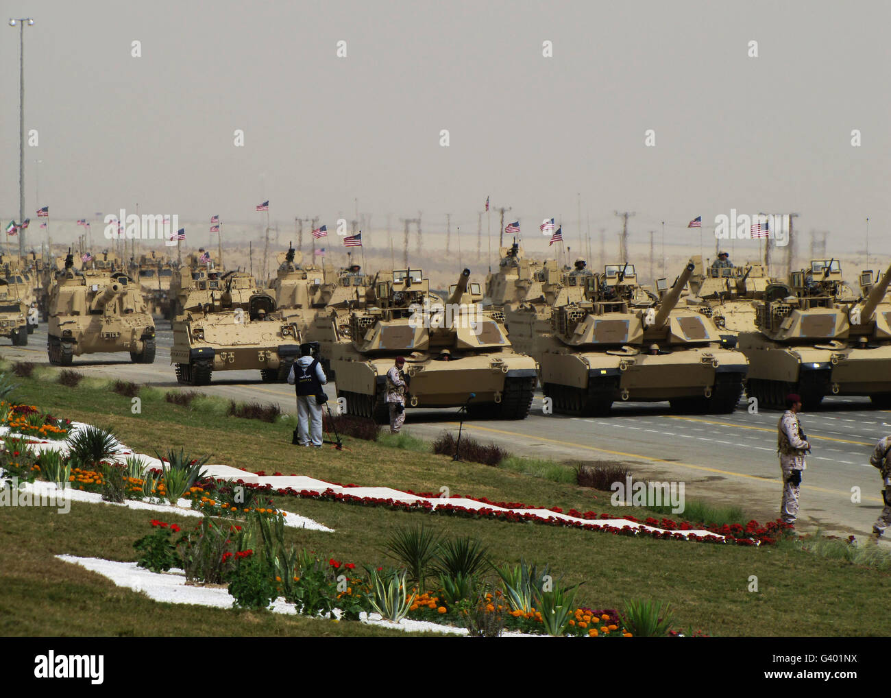 Eine Militärparade feiert Kuwaits 50. Jahr der Unabhängigkeit von Großbritannien. Stockfoto