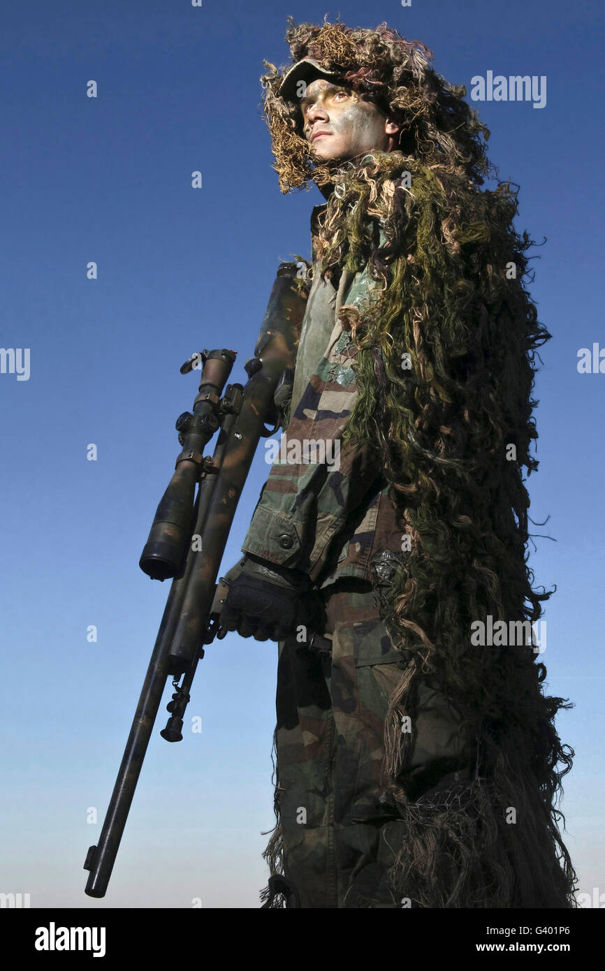 US Air Force Scharfschütze in einen Ghillie-Anzug gekleidet. Stockfoto