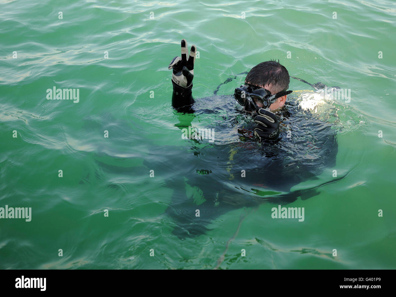 US Navy Diver Signale vor dem Tauchen unter Wasser. Stockfoto
