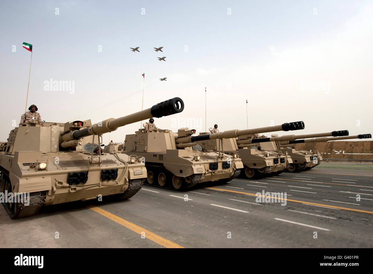 Kuwaitische Panzer Rollen und Jets fliegen während der Militärparade kuwaitischen Nationalfeiertag. Stockfoto