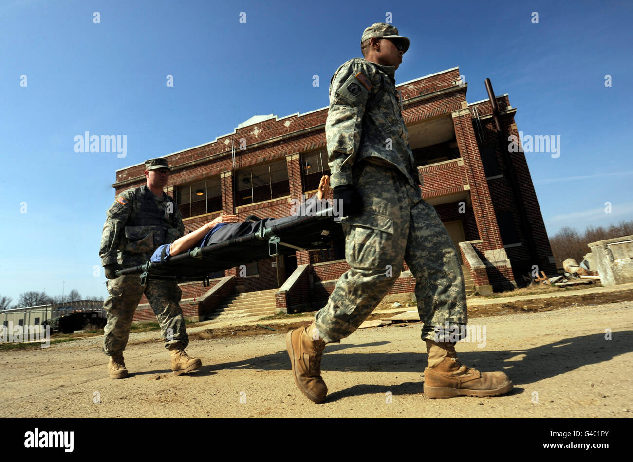 US-Armee Soldaten transportieren einer Prüfpuppe während einer simulierten Angriff. Stockfoto