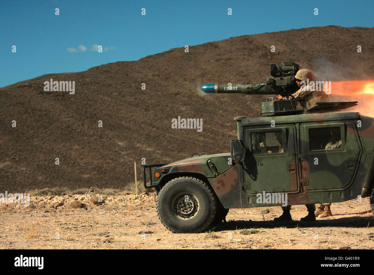 Ein Missileman feuert eine BGM-71 TOW Rakete auf ein Humvee. Stockfoto