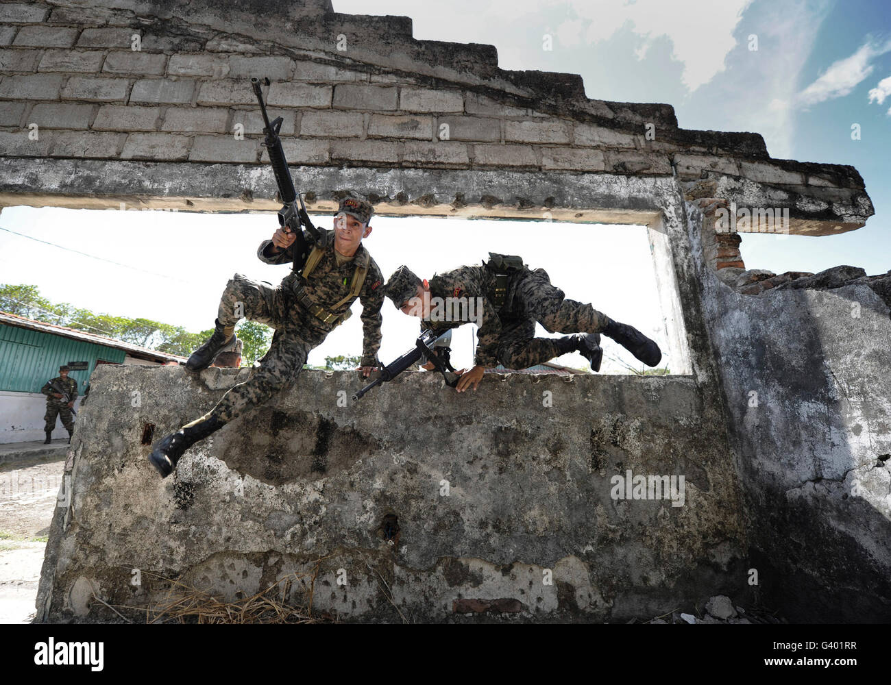 Honduranischen Armee Soldaten führen Gebäude Eintrag Bohrer. Stockfoto