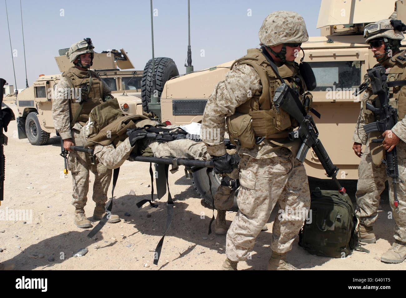 Marines tragen einen verwundeten Kameraden. Stockfoto
