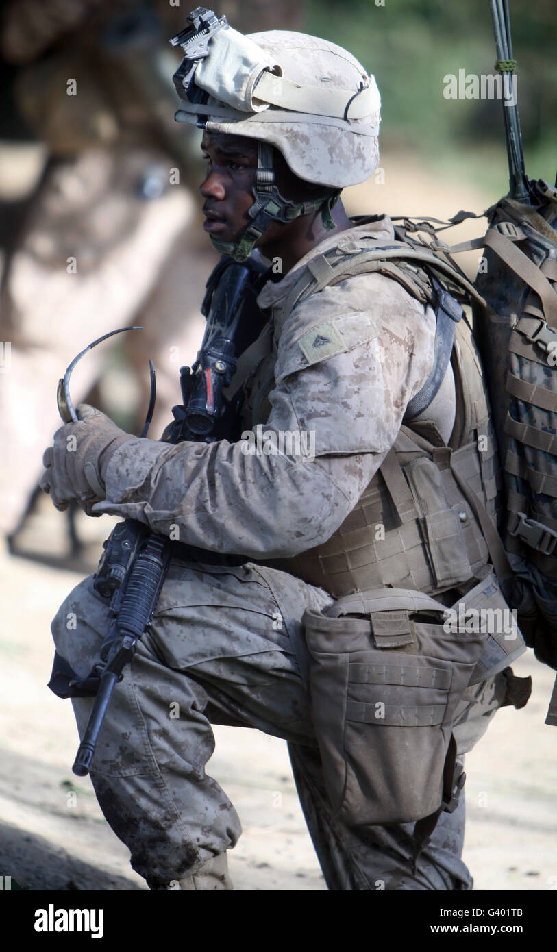 Ein Feld-Funker sorgt für Sicherheit während einer Patrouille in Afghanistan. Stockfoto