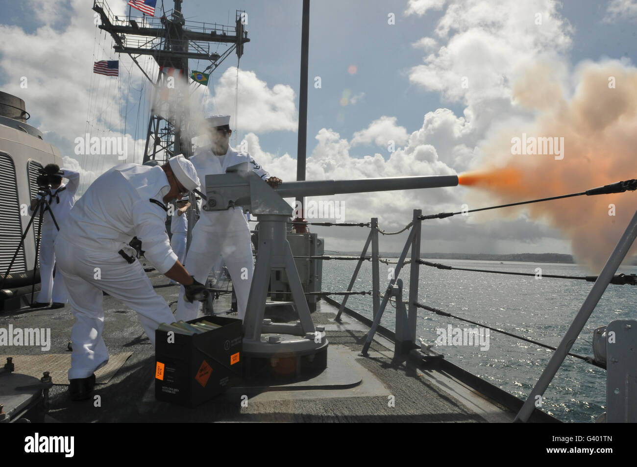 Matrosen Feuer die 40mm Batterie an Bord USS Boone salutieren. Stockfoto