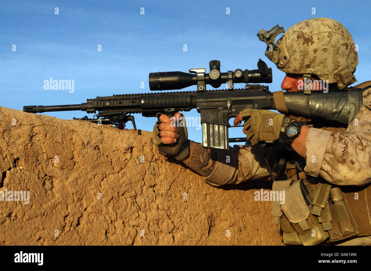 Ein Scharfschütze zielt auf Aufständische in einem Feuergefecht in Afghanistan. Stockfoto