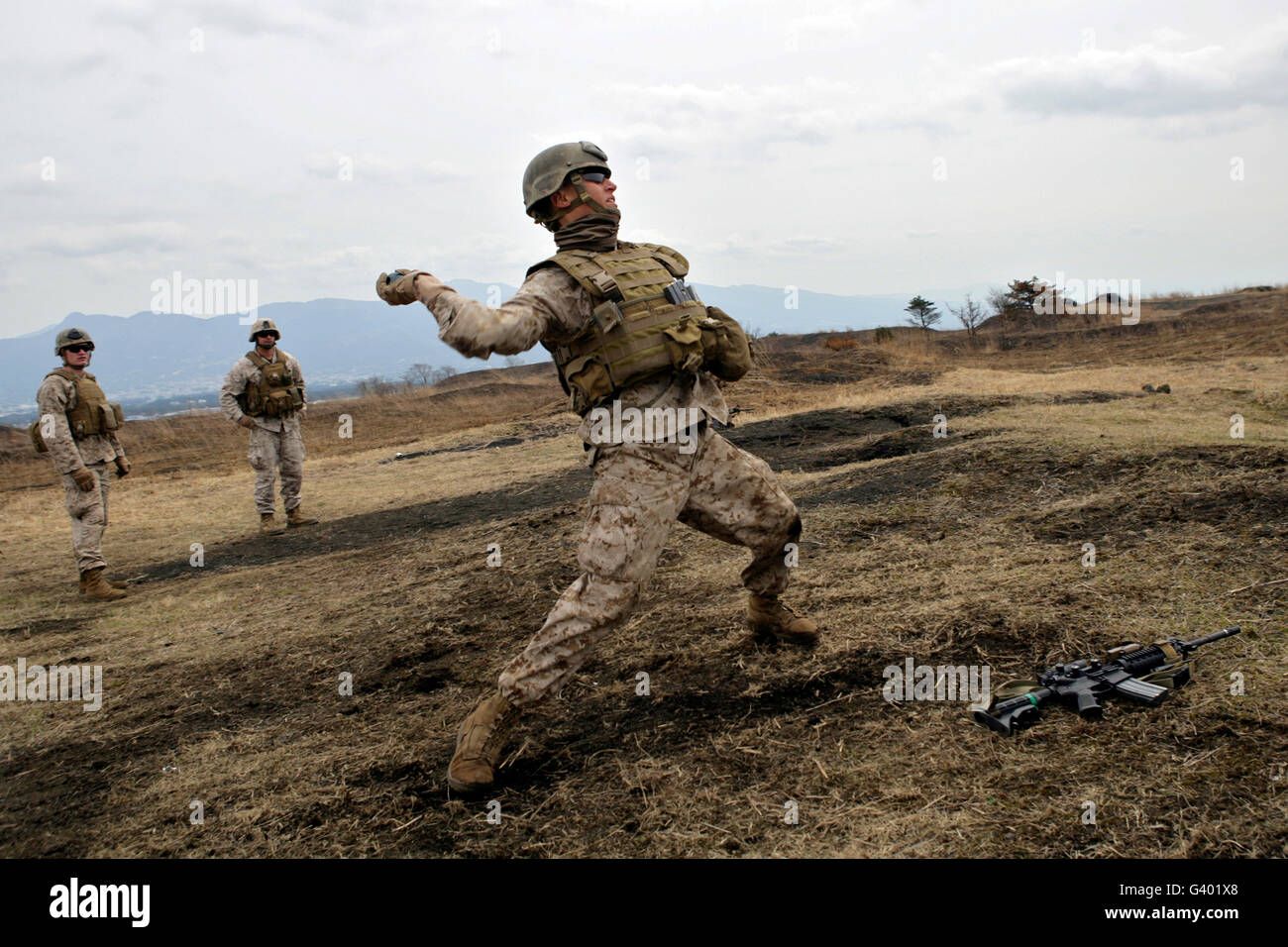 Ein US-Marine wirft eine Waffenspektrum Training Granate. Stockfoto