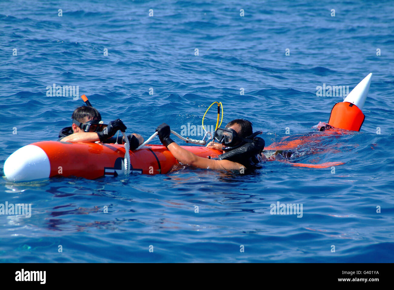 Suche und Rettung Schwimmer abrufen eine BQM-74E Luftbild-Drohne. Stockfoto