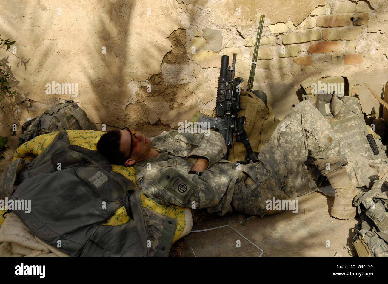 US Armee-Spezialist übernimmt ein Nickerchen. Stockfoto