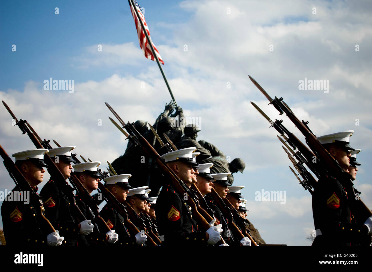 Gewehrtragender us marine in uniform -Fotos und -Bildmaterial in hoher ...
