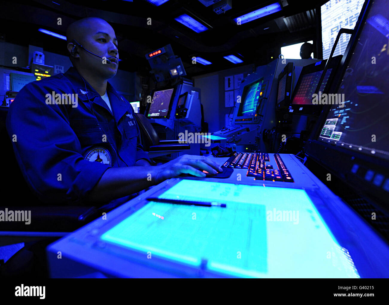 Air Traffic Controller steht Uhr an Bord der USS George H.W. Bush. Stockfoto