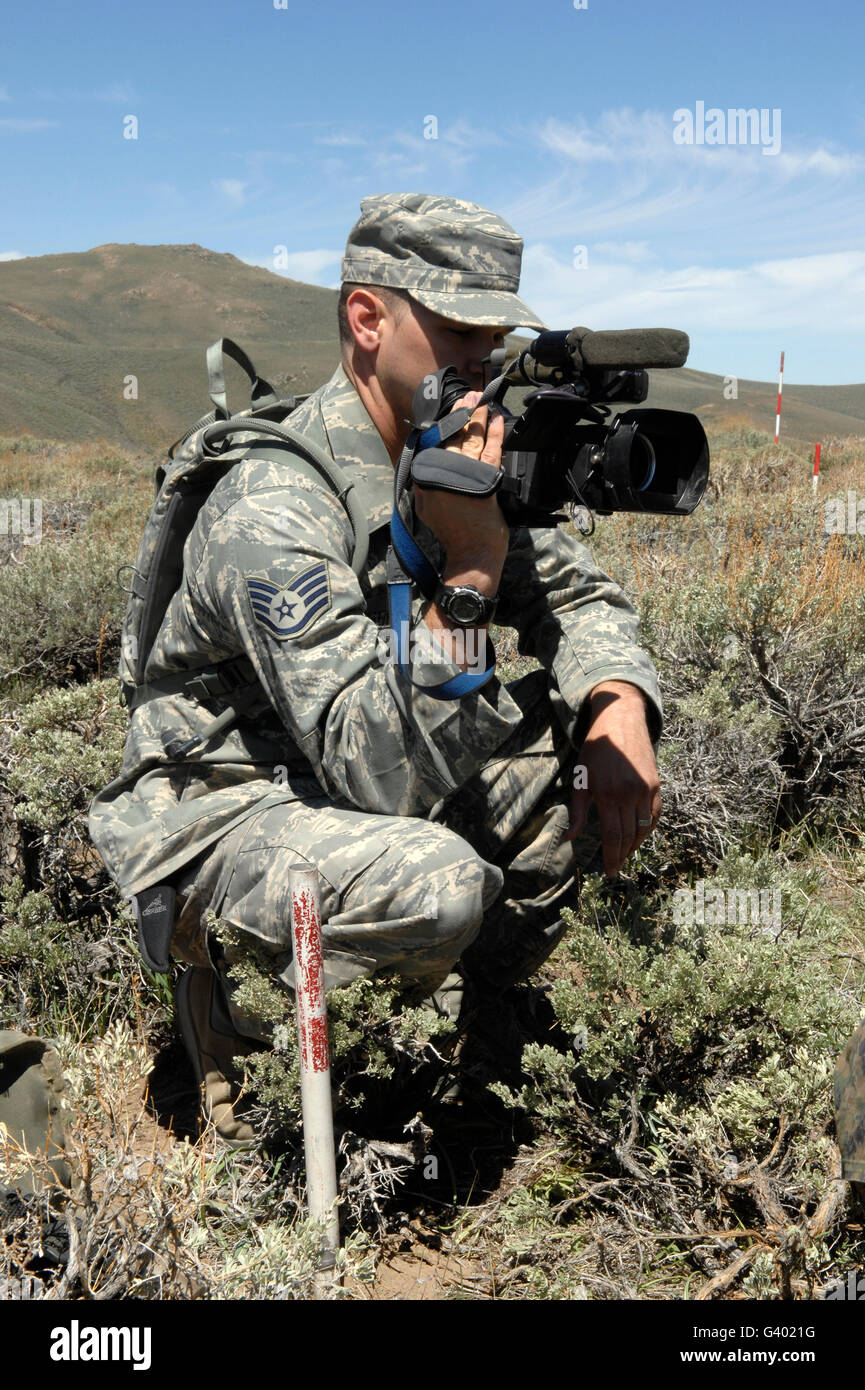 US Air Force Sergeant schießt in den Bergen video. Stockfoto