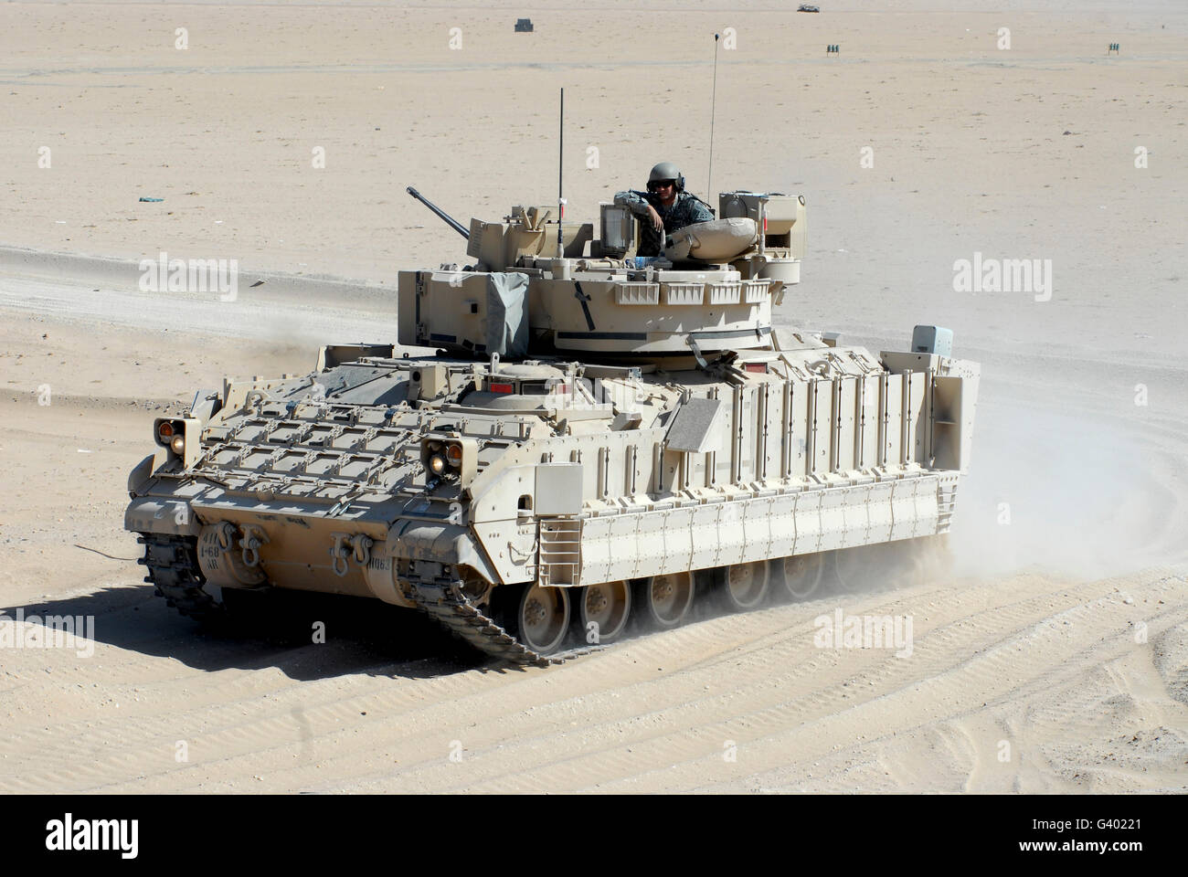 Ein Soldat schaut aus der oberen Luke von einem Bradley Fighting Vehicle. Stockfoto