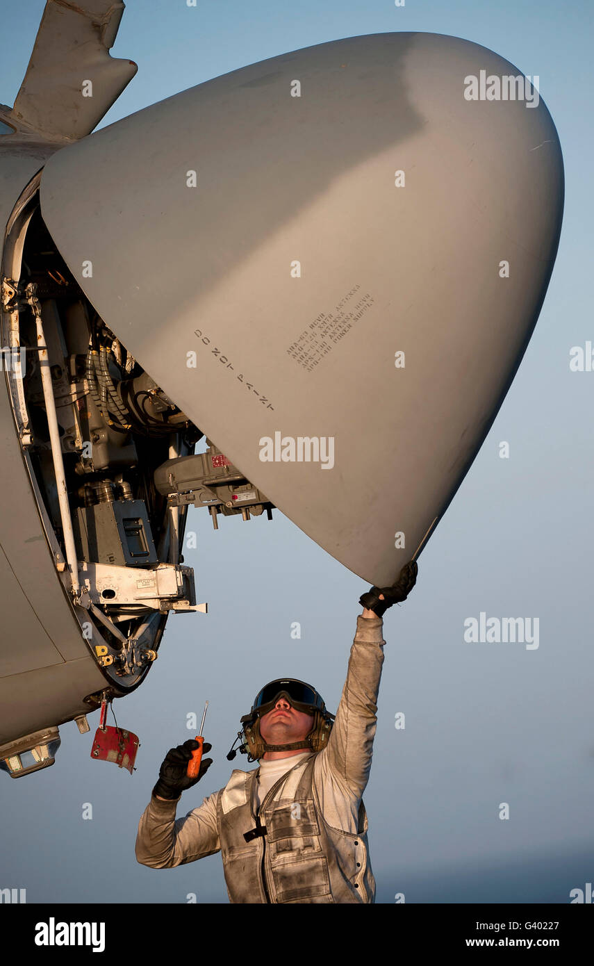 Petty Officer inspiziert das Radar eine EA-6 b Prowler. Stockfoto