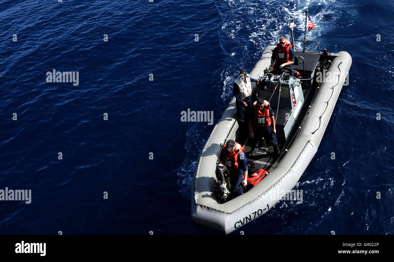 Matrosen wachen auf einem Festrumpf Schlauchboot vor dem Schwimmen an. Stockfoto