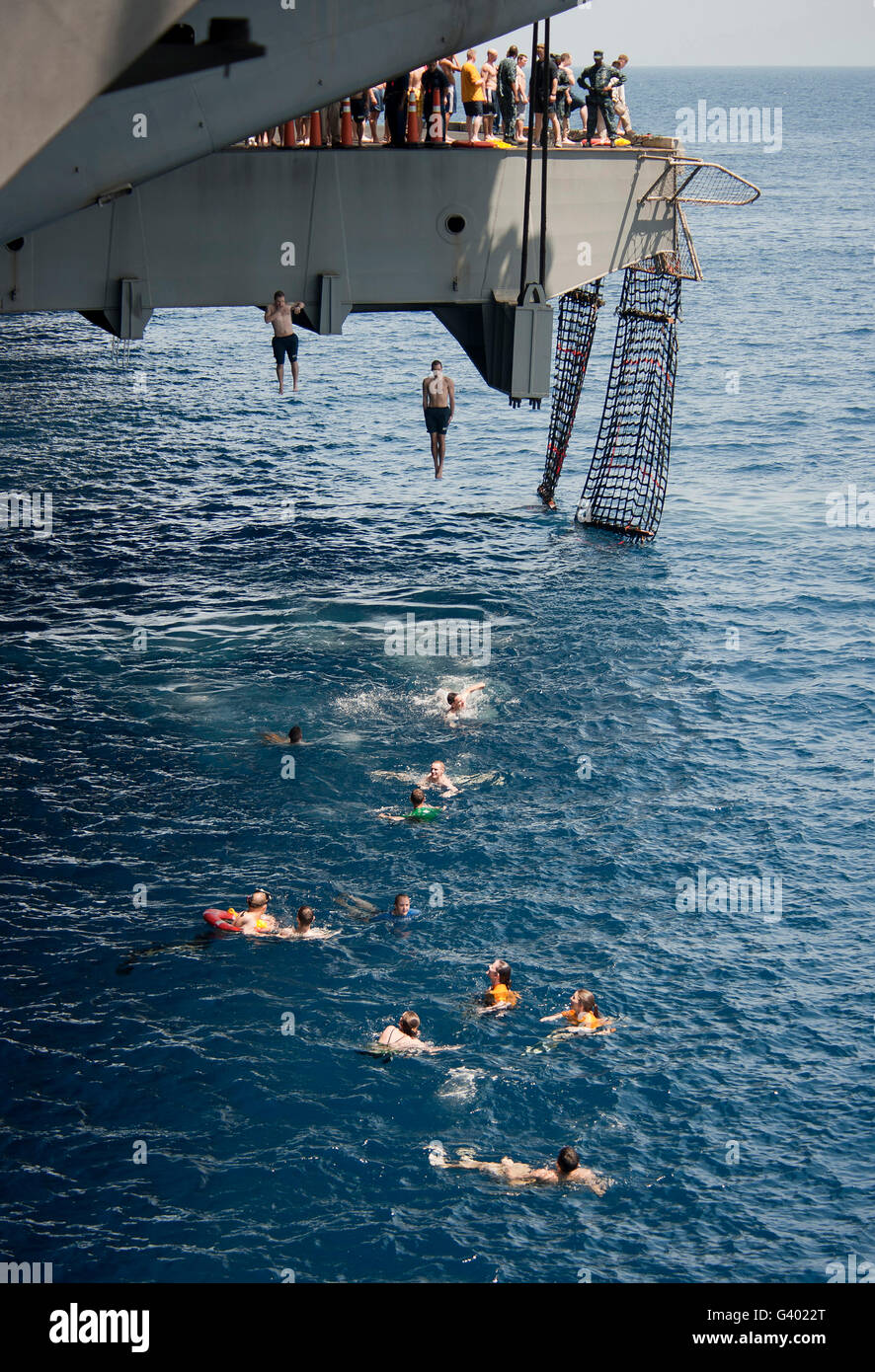 Matrosen springen zum Meer während des Telefonats schwimmen an Bord der USS Carl Vinson. Stockfoto