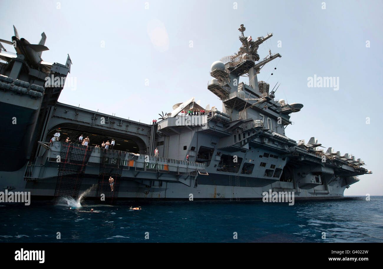 Matrosen springen zum Meer während des Telefonats schwimmen an Bord der USS Carl Vinson. Stockfoto