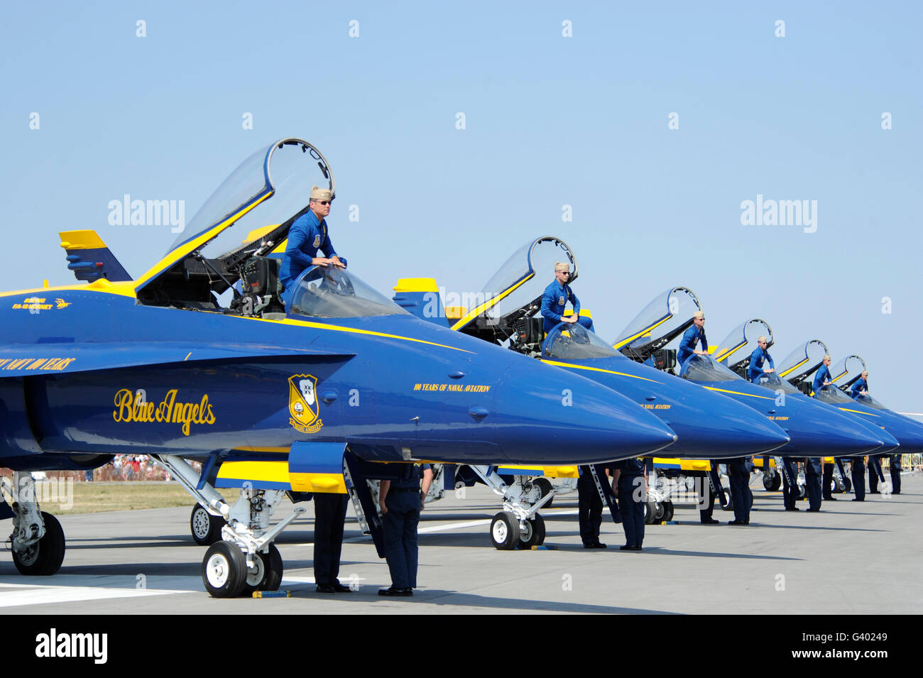 Piloten der Blue Angels Flight Demonstration Team stehen im Cockpit der F/A-18 Hornet. Stockfoto