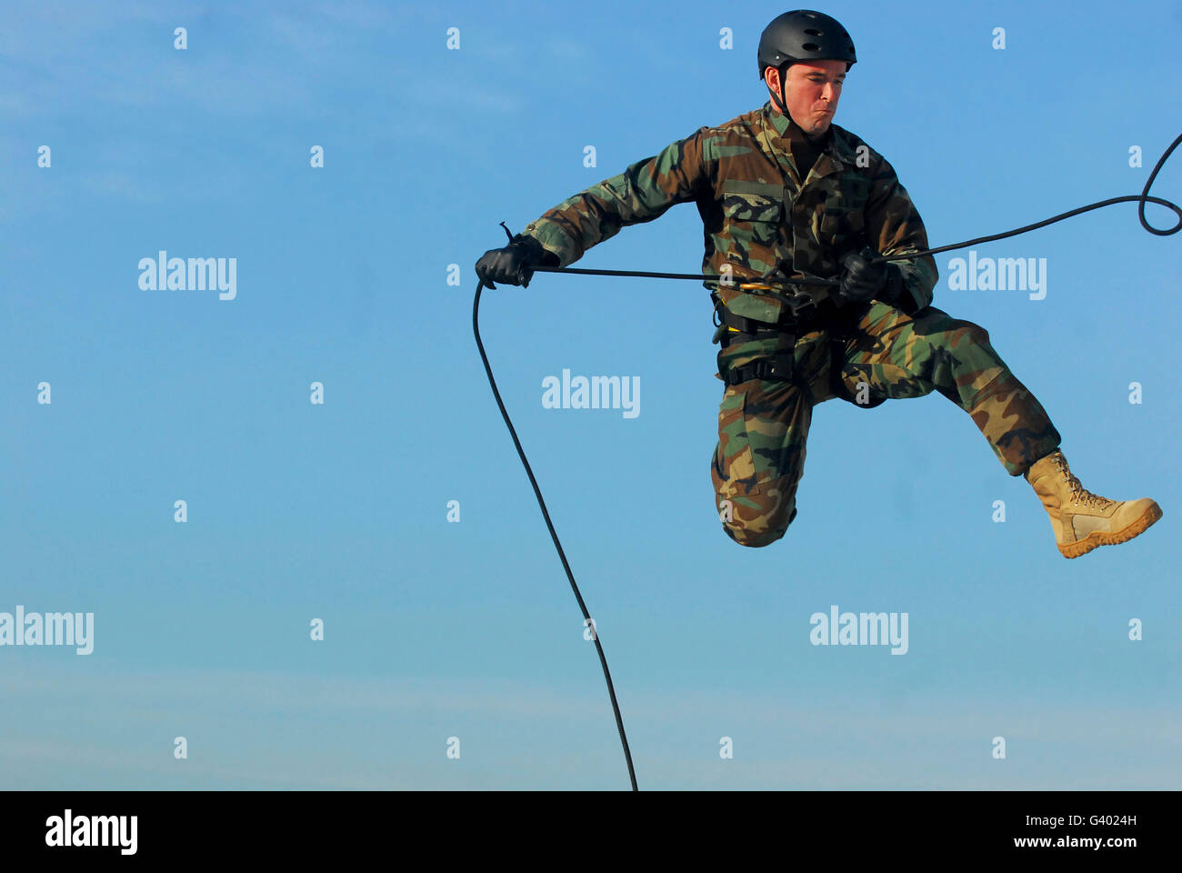 Soldat Seilhaken einmal einen Turm während des Trainings während der Übung Talisman Sabre 2011. Stockfoto