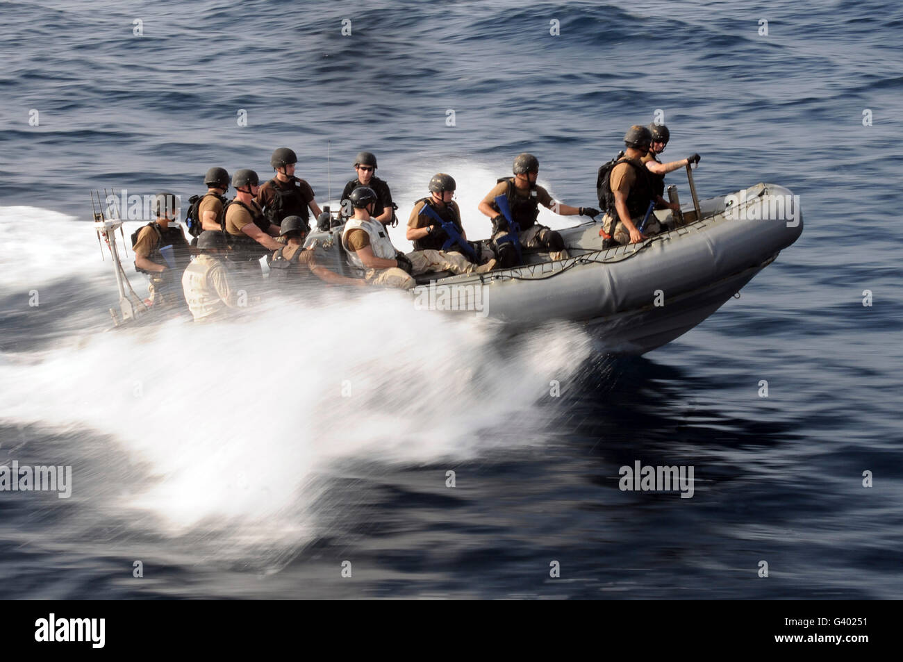 Mitglieder eines Besuchs, Board, Durchsuchung und Beschlagnahme in einem Festrumpf Schlauchboot manövrieren. Stockfoto