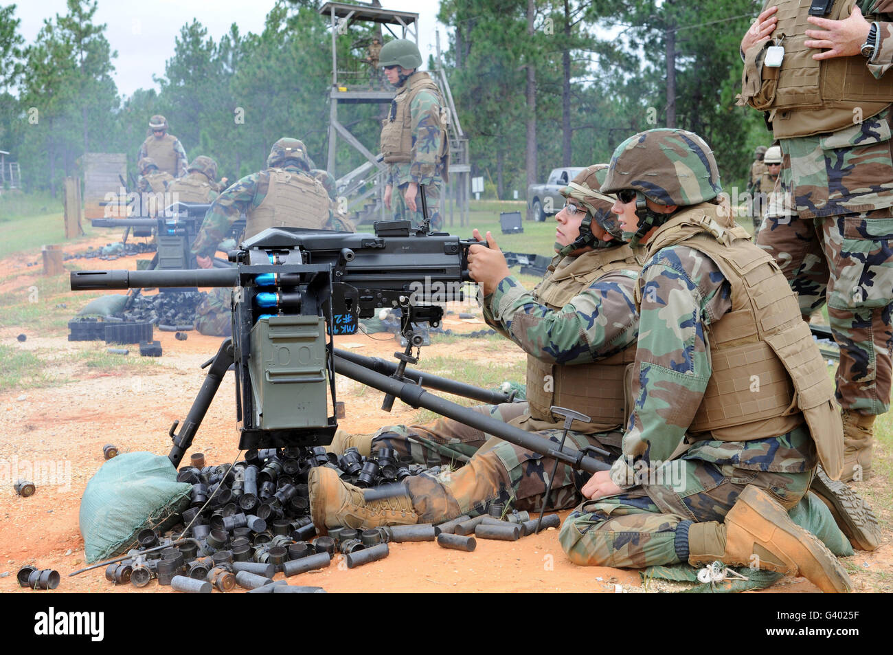 Soldaten betreiben einen Granatwerfer MK-19. Stockfoto