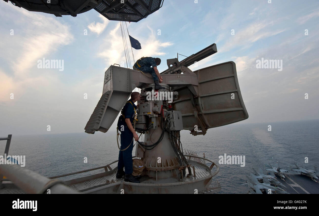 Techniker führt Wartungsarbeiten an dem SPN-43-Radar an Bord der USS John C. Stennis. Stockfoto
