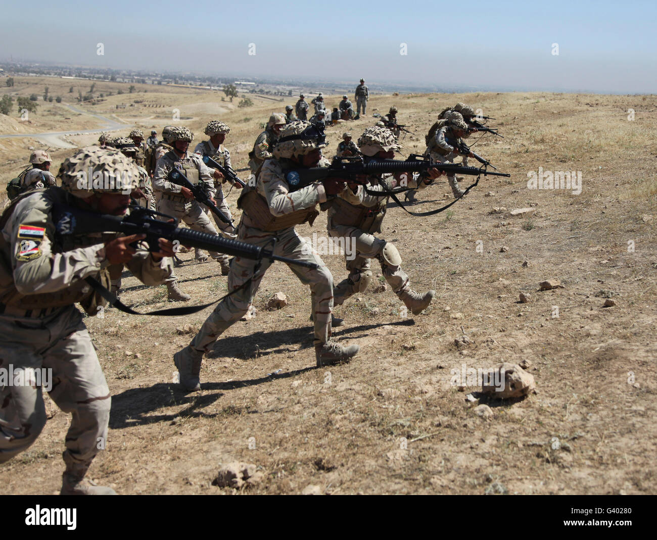 Irakische Armeesoldaten bewegen, Positionen im Guzlani Warrior Training Center im Irak. Stockfoto