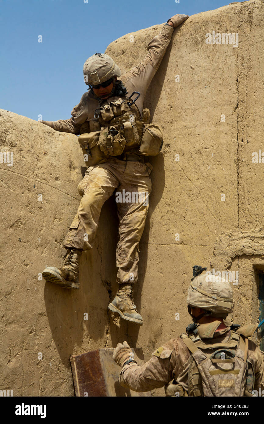 US-Marine klettert nach unten von einer Overwatch Position in Afghanistan. Stockfoto