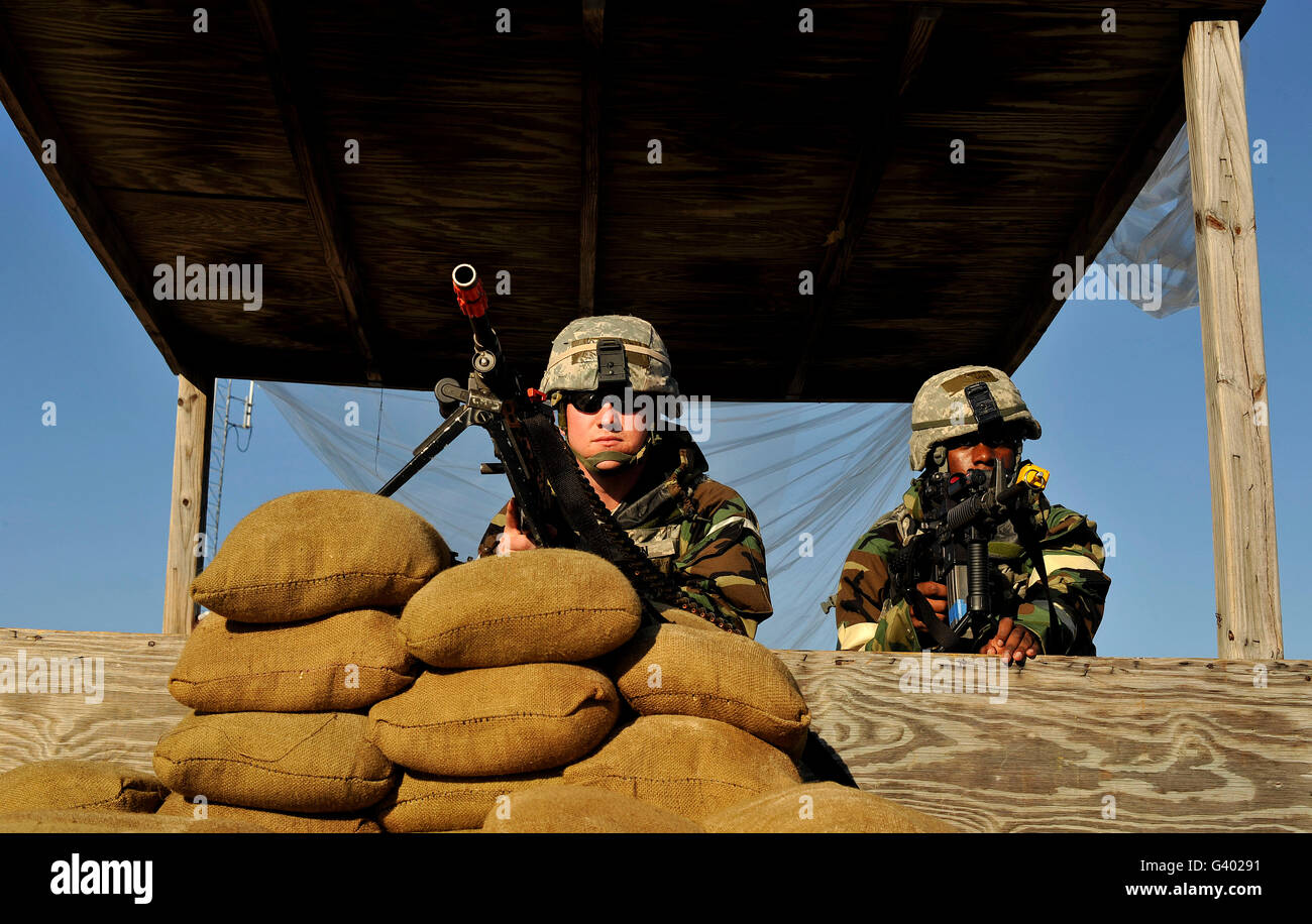 Soldaten sorgen für Sicherheit von einem Aussichtsturm. Stockfoto