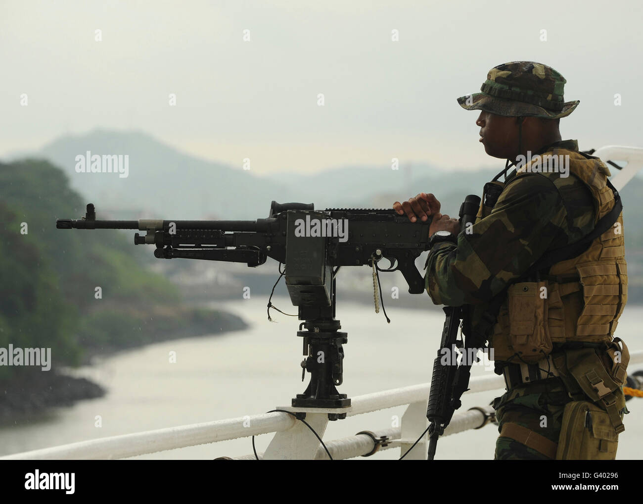 US Navy Petty Officer steht Uhr an Bord der Lazarettschiff USNS Comfort. Stockfoto